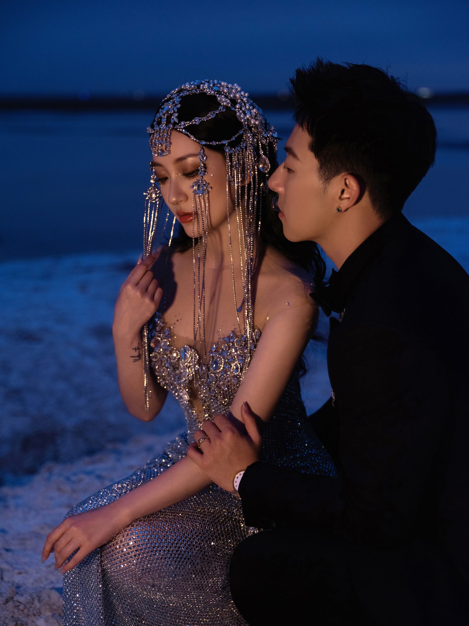 江也飞与罗可的夜幕海边婚纱照